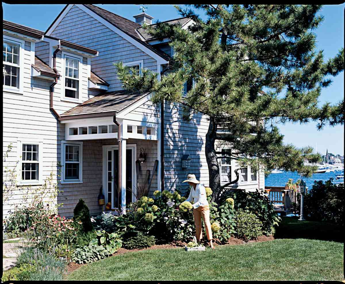 <p>One of 19 small, shingled homes along Defenders Row on Goat Island on the Rhode Island shore, the Southern Cross offered unparalleled views of Newport Harbor on one side and Narragansett Bay on the other. It was the homeliest cottage homeowners Reeder and Marion Laffey Fox had ever seen. After polishing up the faded cottage, the couple agreed it was a brilliant investment.</p>
                            