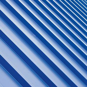 <p>Typically applied in long, standing-seam panels, steel roofs are lauded on the coast for their longevity, weather resistance, and energy efficiency. (They reflect the sun's heat, meaning lower temps inside.)</p>
                            <p> </p>
                            