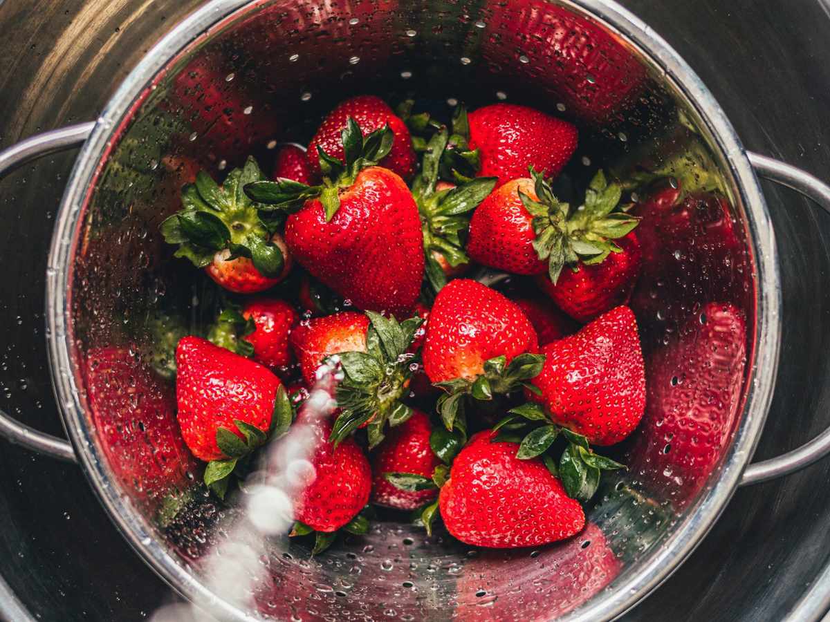 wash strawberries to freeze strawberries