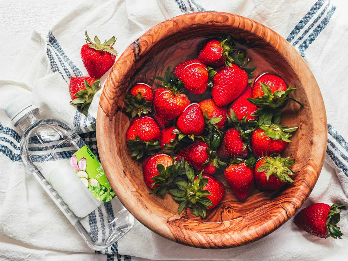 rinsing strawberries in water and vinegar