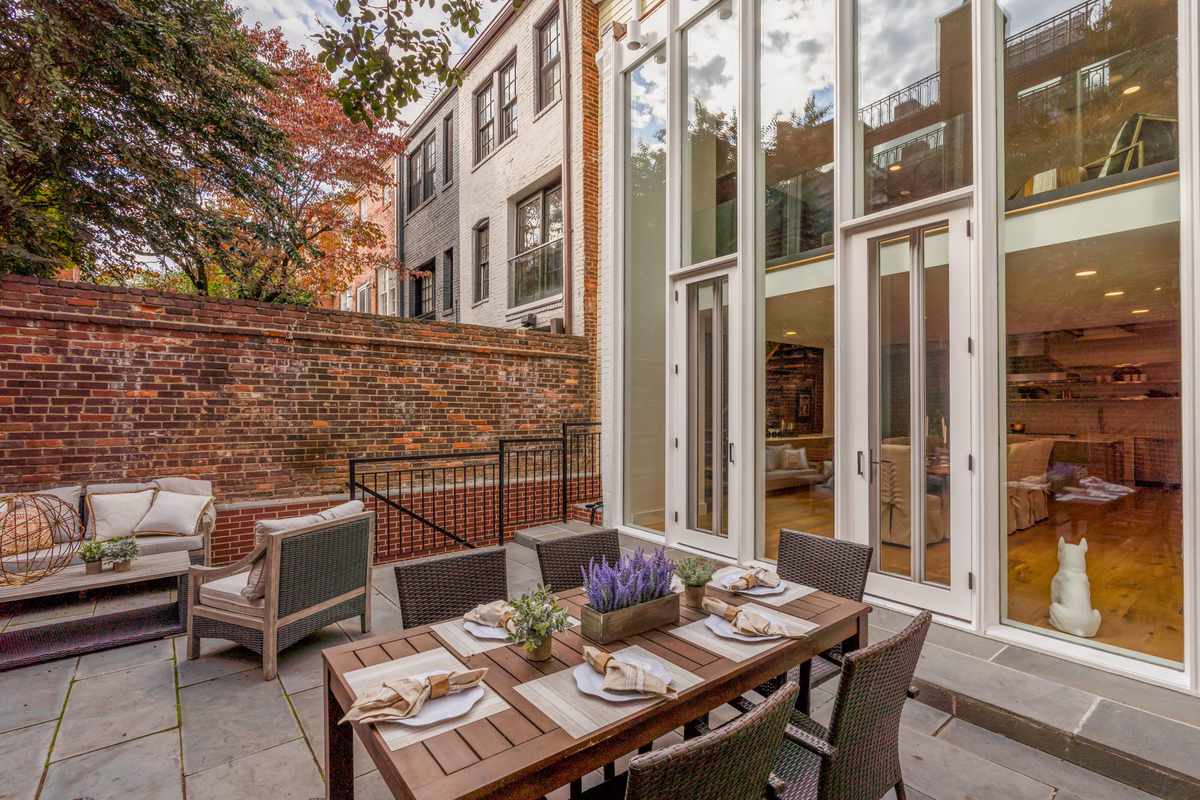 <p>The home's open-concept kitchen and dining room lead directly into a spacious yet private patio ideal for lively dinner parties or even a bit of urban gardening.</p>
                            