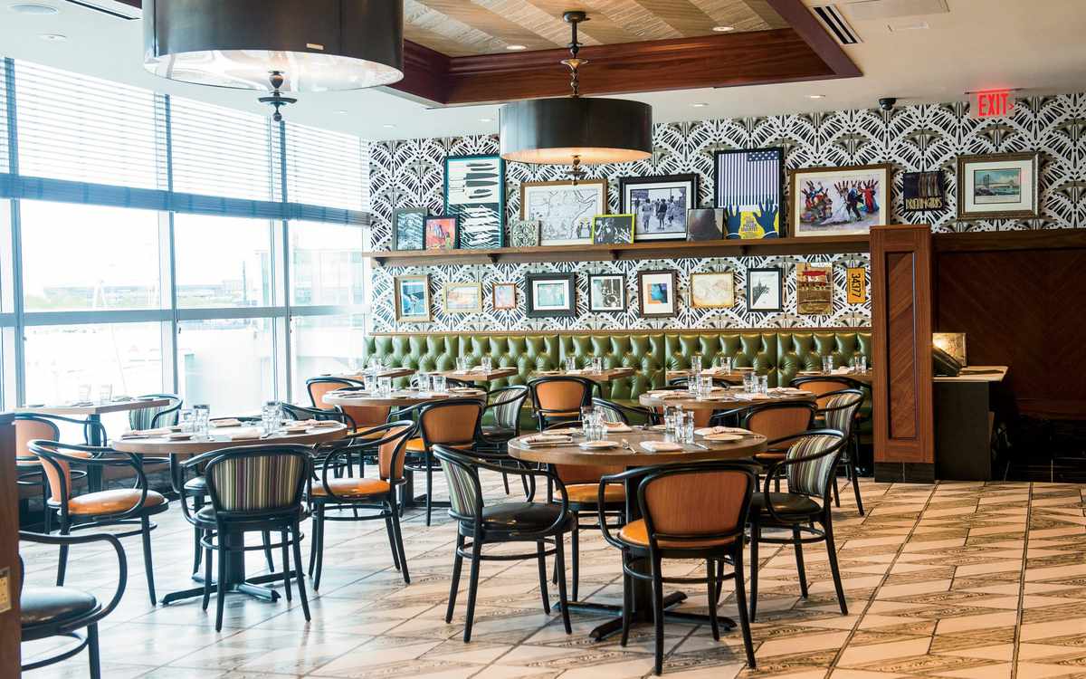 12 Airport Restaurants That Make Going Through Security Way More Rewarding: Uptown Brasserie