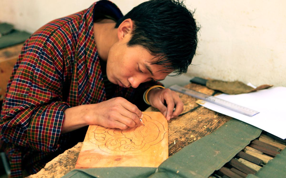 BHUTANART0815-carvingstudent