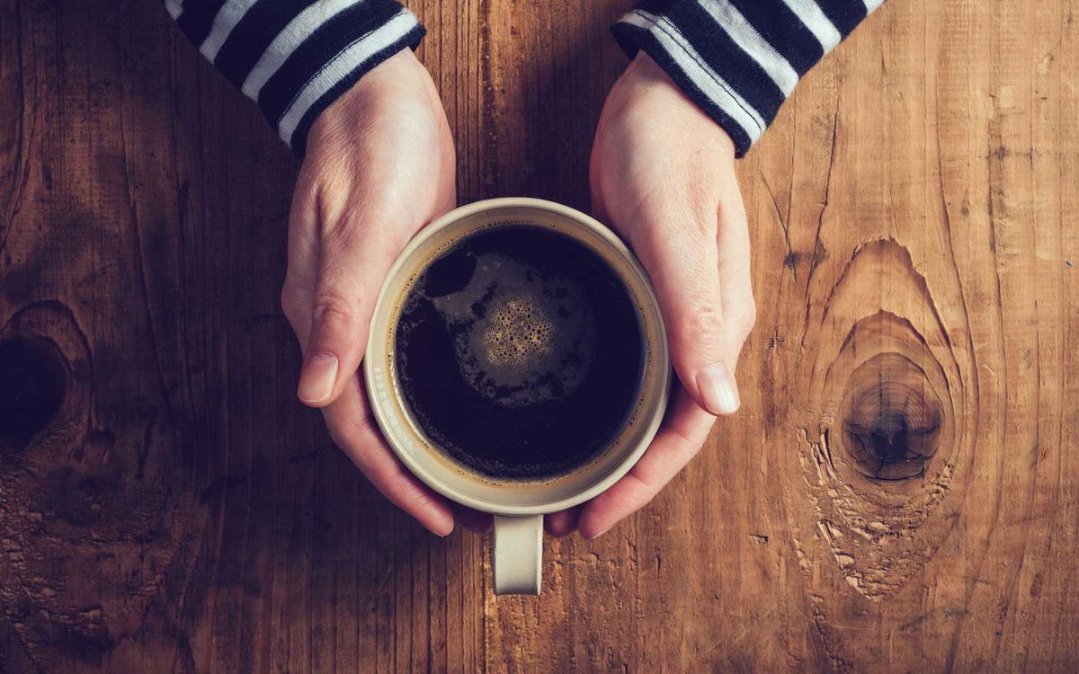 이 에티켓 전문가에 따르면,커피 잔을 보유 할 수있는 올바른 방법입니다