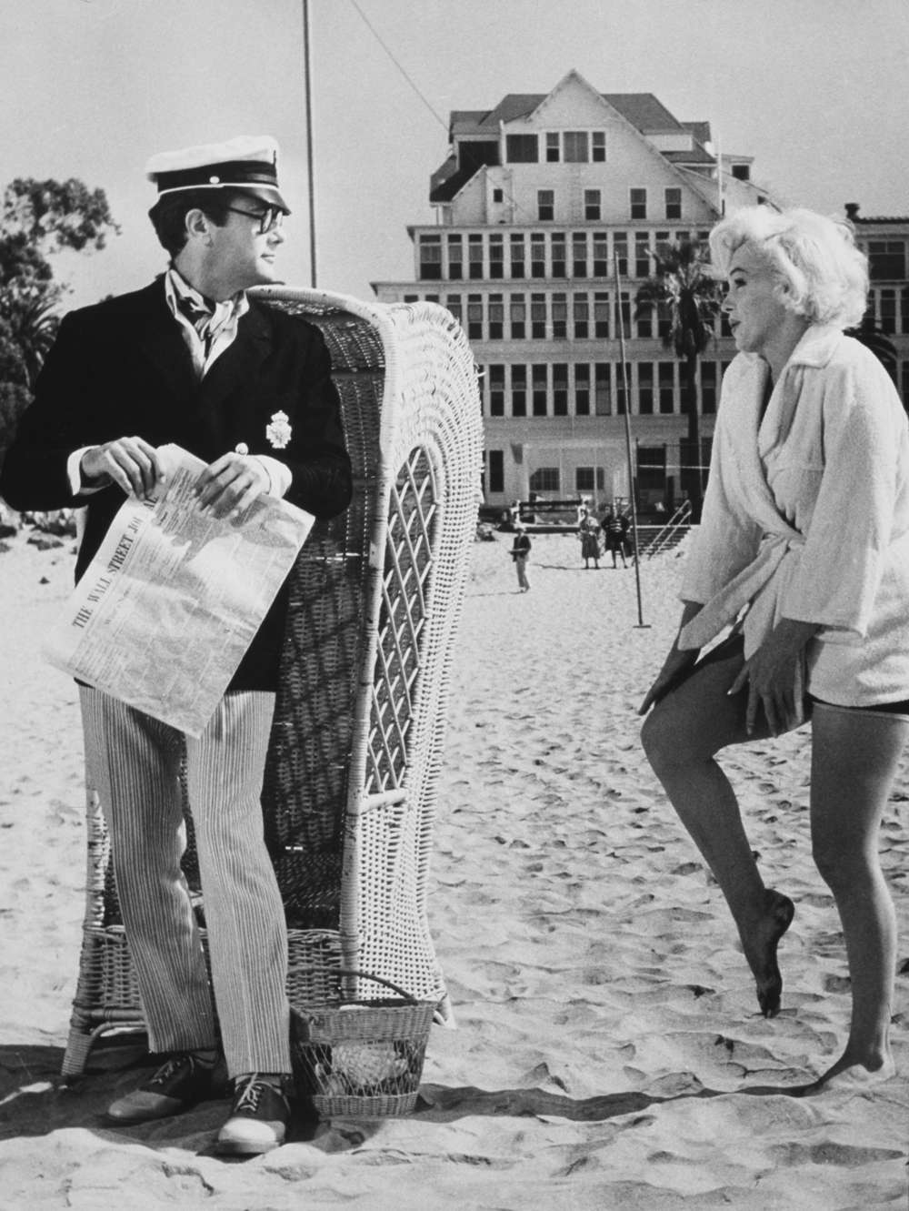 Marilyn Monroe, as Sugar Kane, meets Tony Curtis, as “Junior,” in a scene from “Some Like It Hot.”