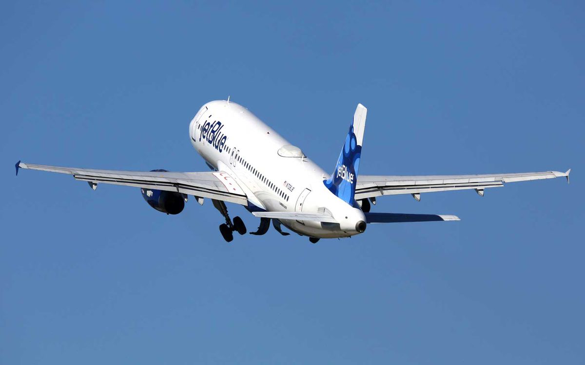 A Jetblue Airways Airbus A320 taking off from Fort Lauderdale Airport (FLL)