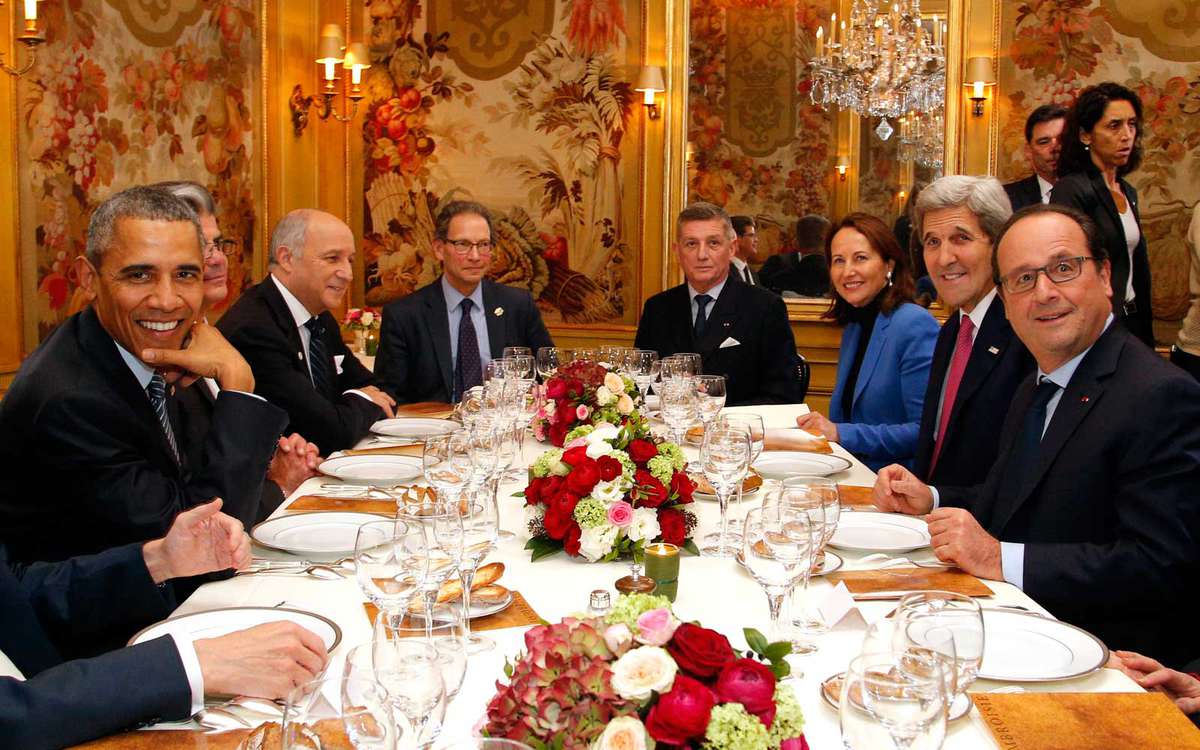 President Barack Obama (L) and French President Francois Hollande (R) have dinner at the Ambroisie restaurant in Paris