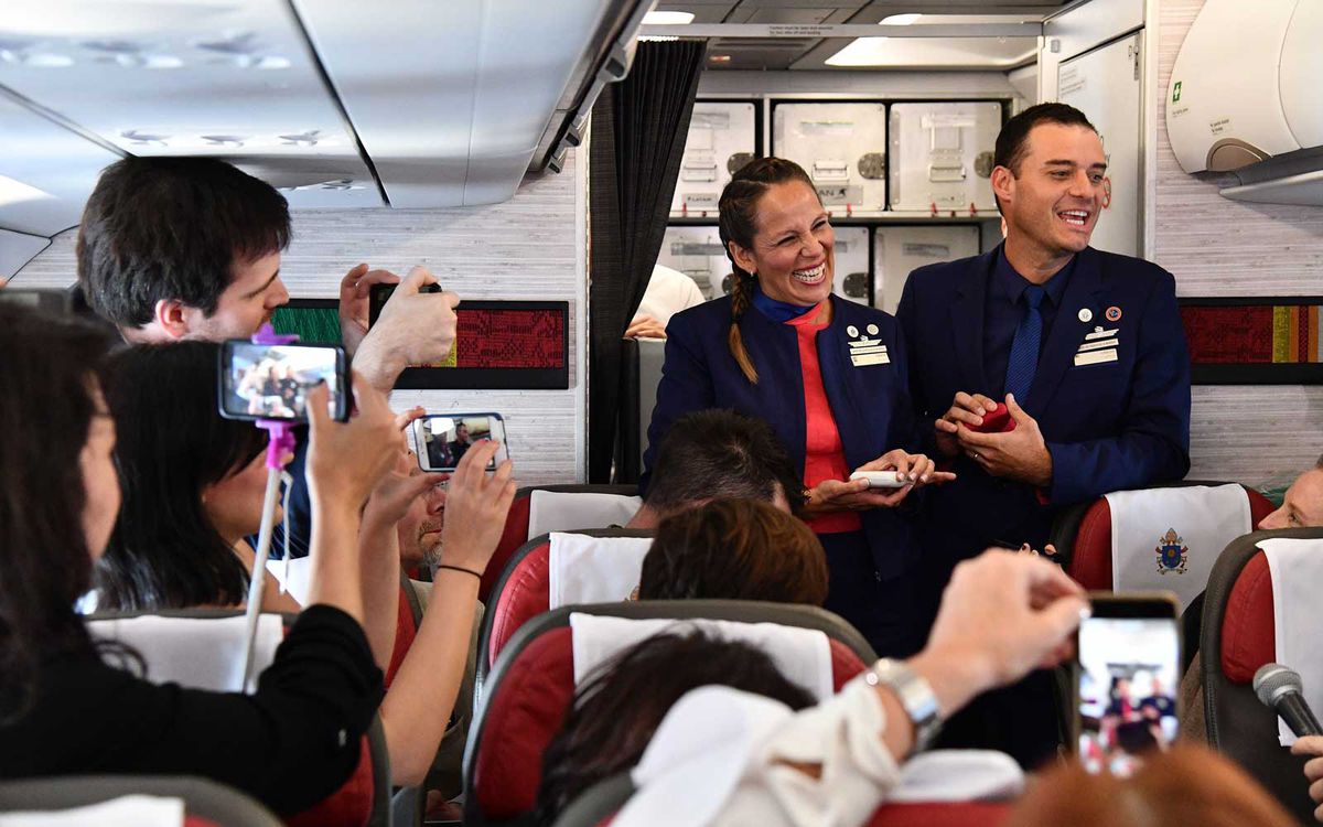 Crew members Paula Podest (L) and Carlos Ciuffardi smile after being married by Pope Francis during the flight between Santiago and the northern city of Iquique on January 18, 2018