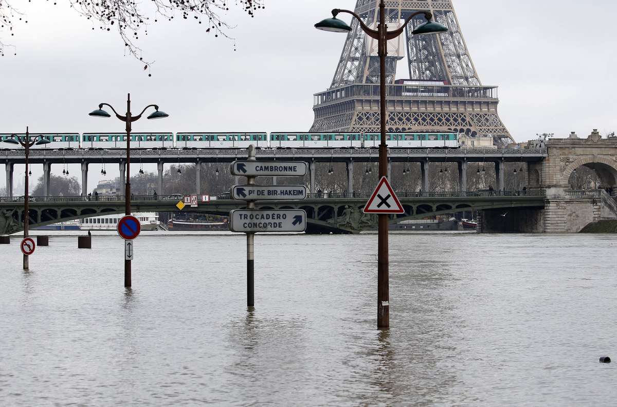 seine flooding in paris