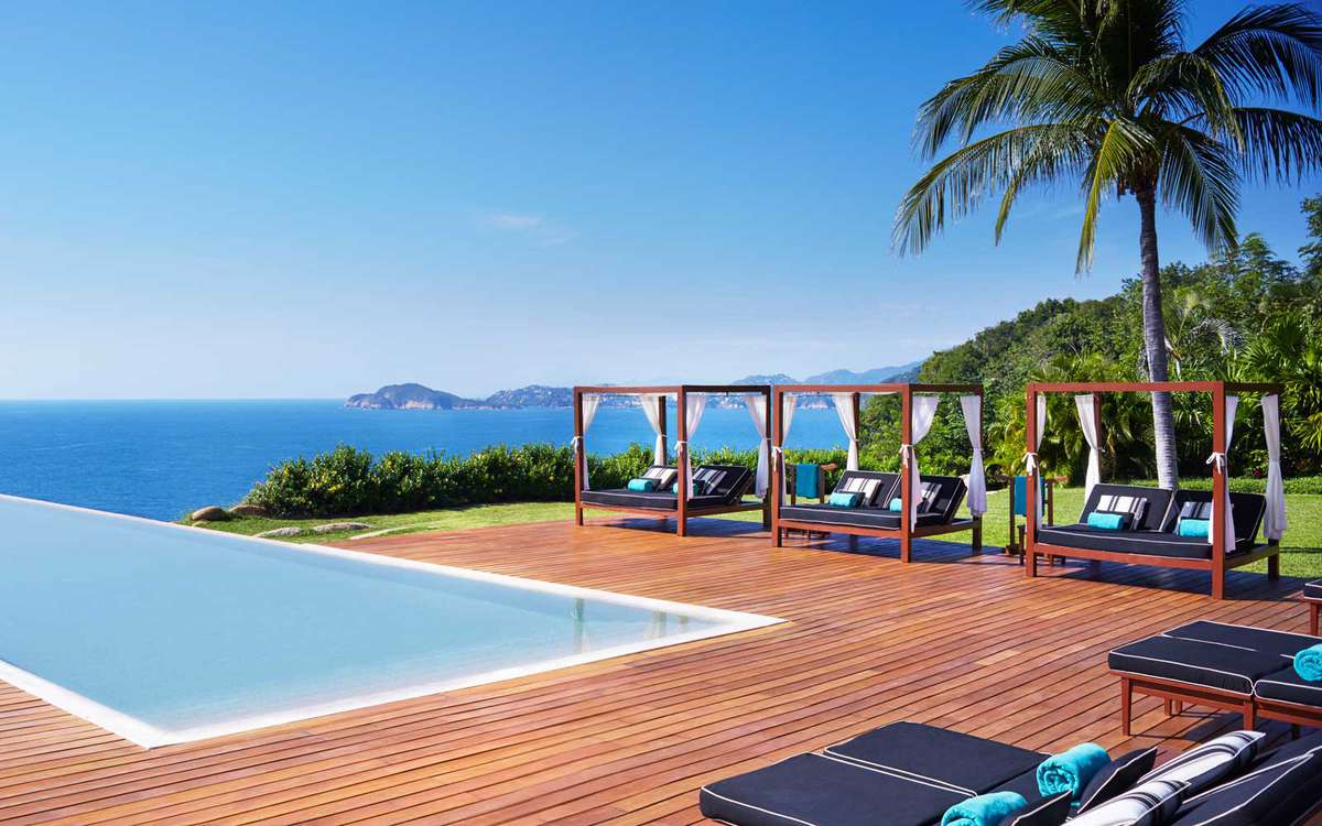 Infinity pool at the Banyan Tree Cabo Marques