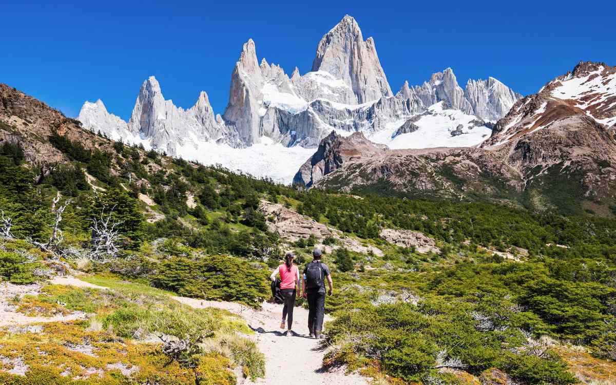 El Chalten, couple hiking to Laguna de los Tres in Los Glaciares National Park, UNESCO World Heritage Site, Patagonia, Argentina