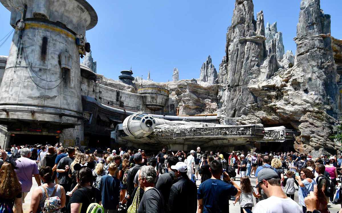 Visitors to Black Spire Outpost wait in line for the Millennium Falcon: Smugglers Run ride