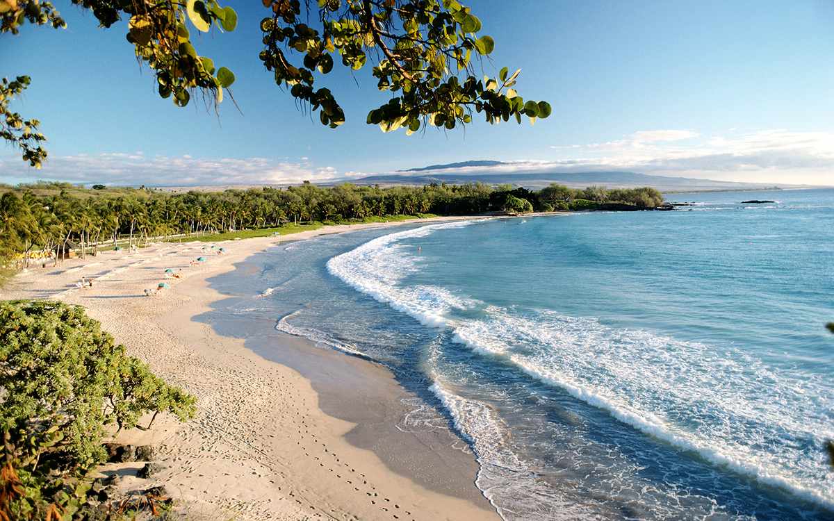 BigIsle, Kaunaoa Bay, Mauna Kea Beach Resort, umbrellas along shoreline
