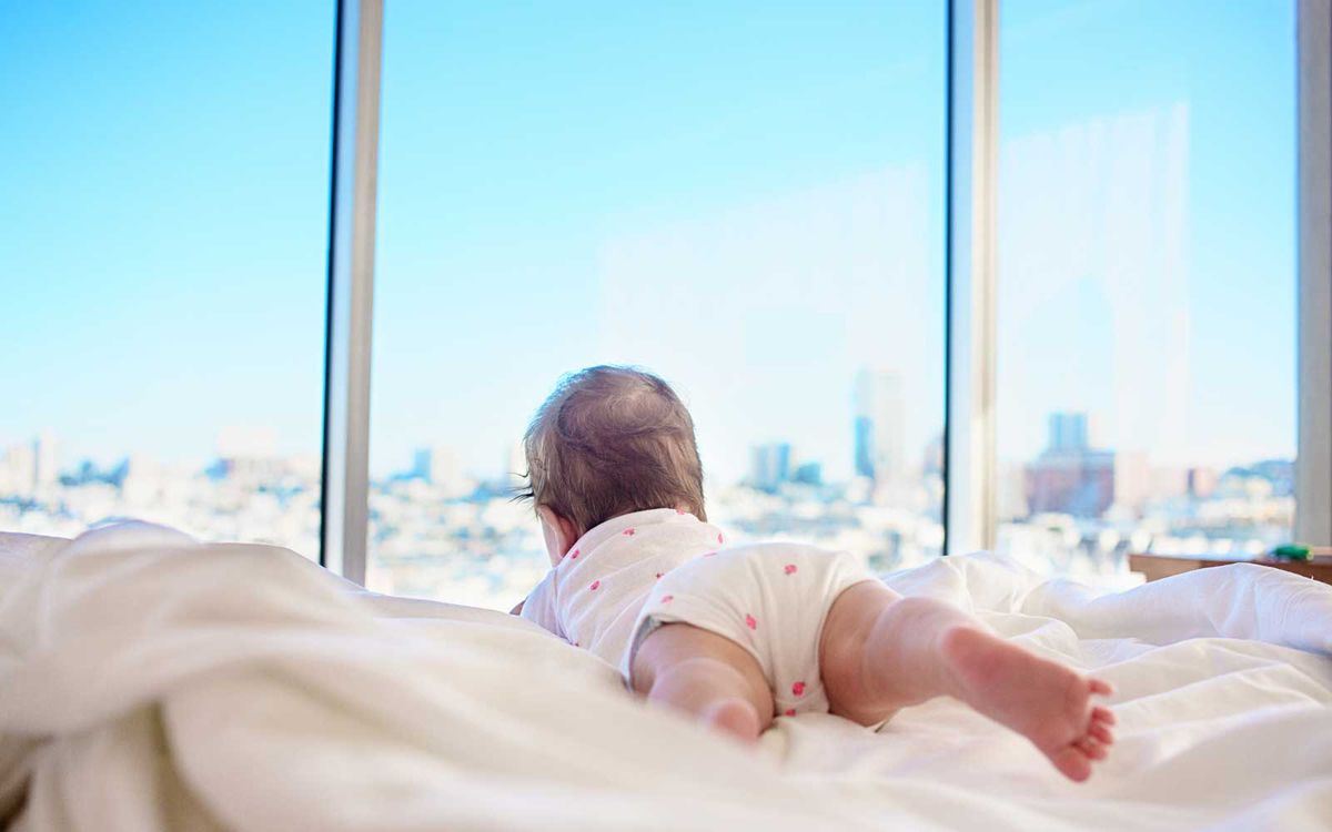 6 Tips til at bo på et Hotel eller Airbnb med en Baby fra forældre, der har gjort det