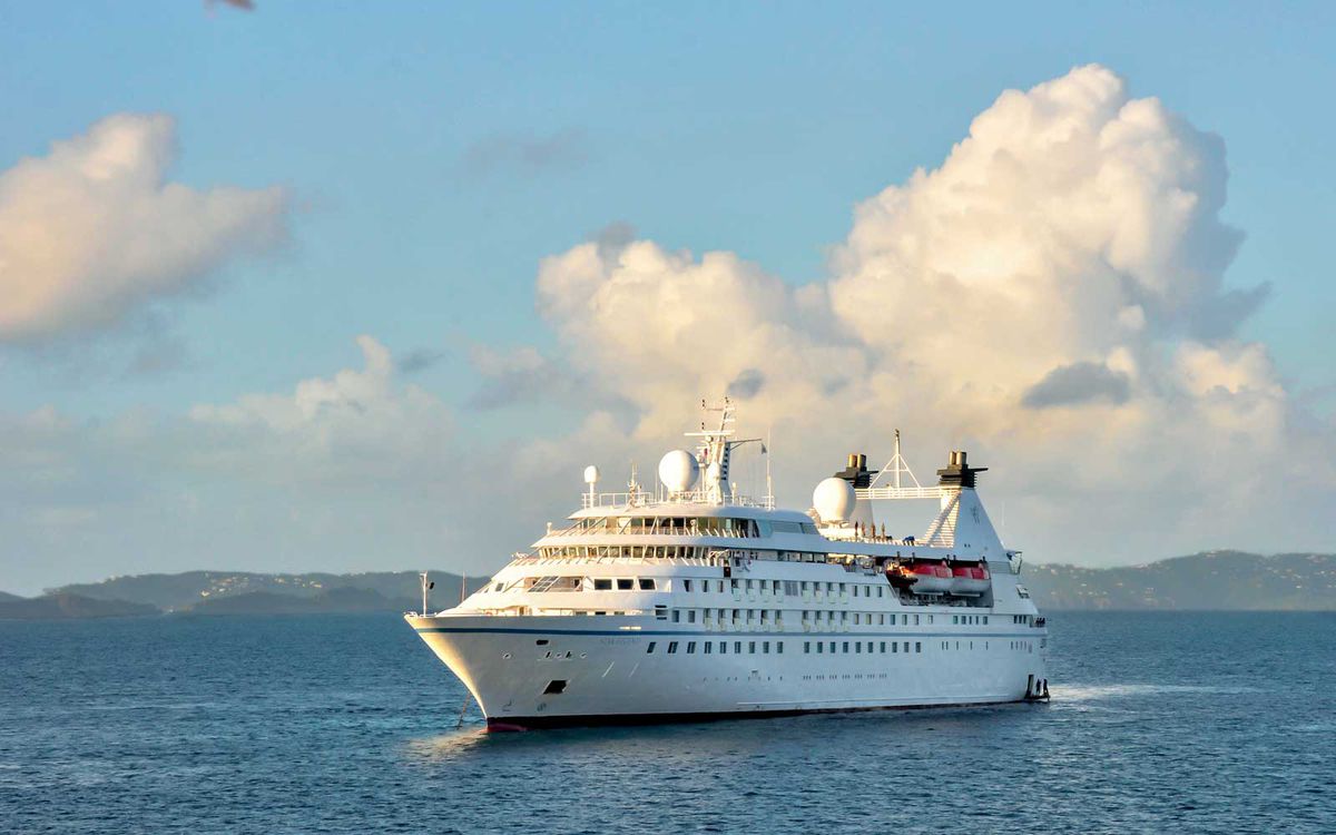 Windstar Star Legend cruise ship at sea