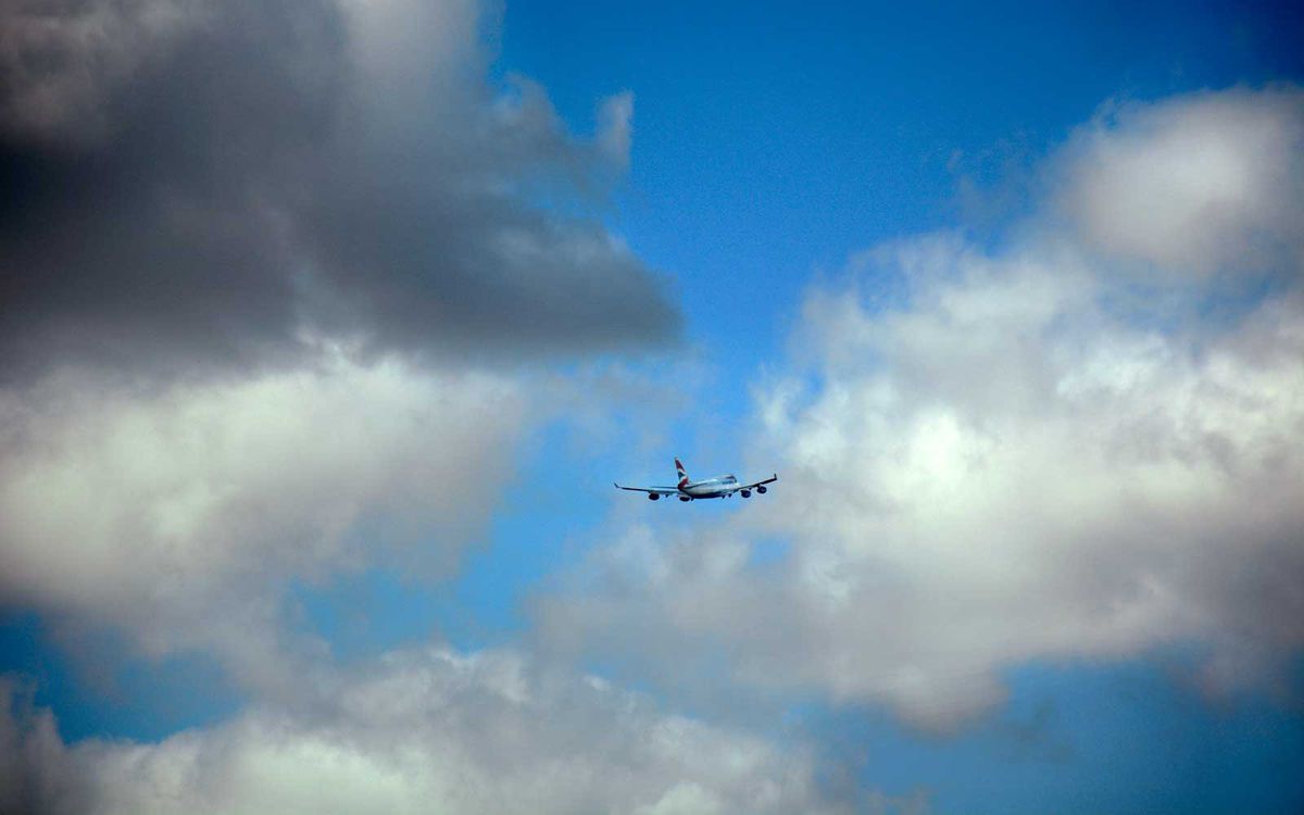 Vuelo de British Airways despegando hacia las nubes