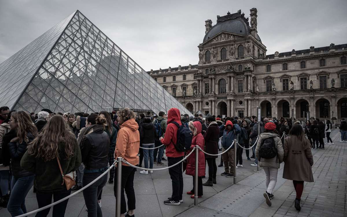 guests outside the Louvre museum
