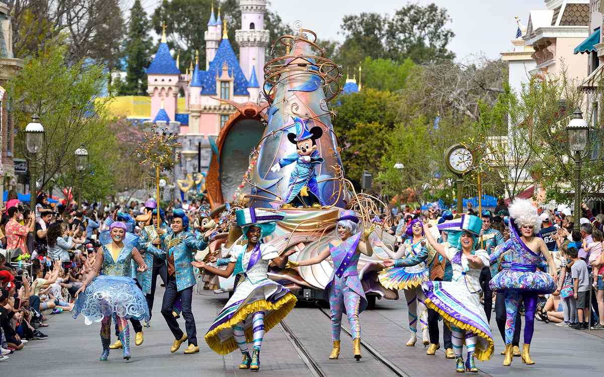 Magic Happens Parade, Disneyland