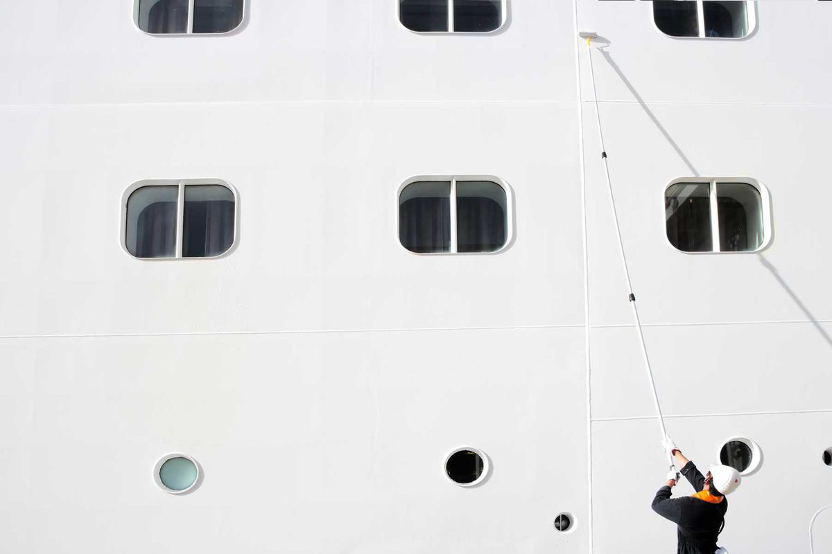 Cleaning the white surface of a cruise ship