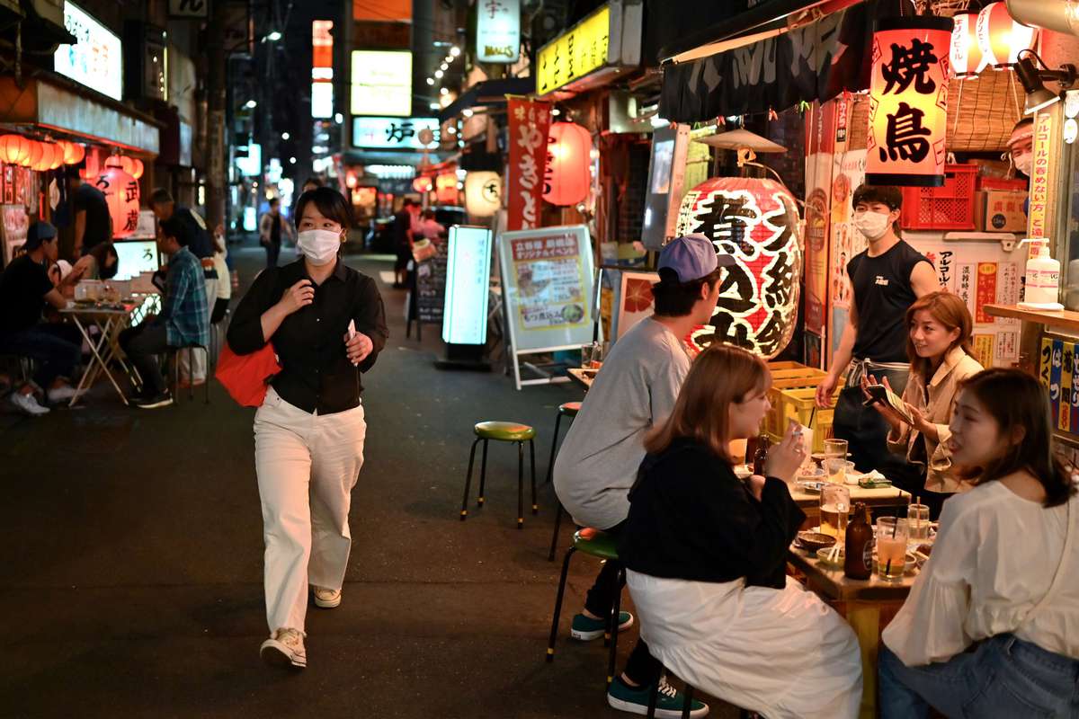 people dining outside in Tokyo's Shinbashi distrcit