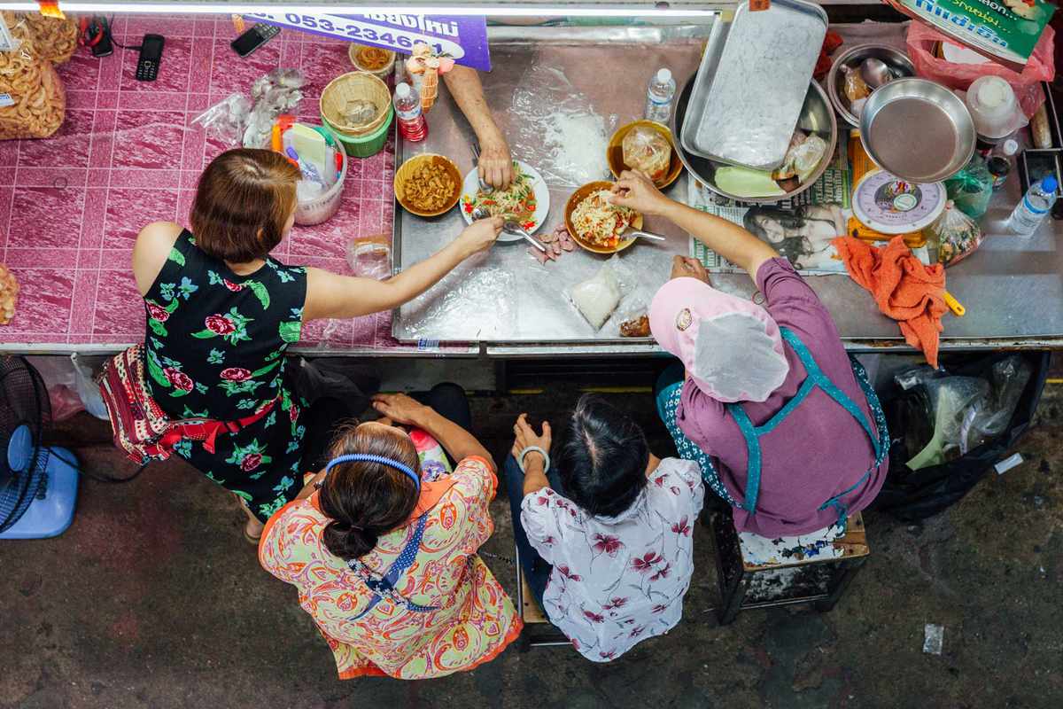 Comida tailandesa em um mercado de rua em Chiang May, Tailândia