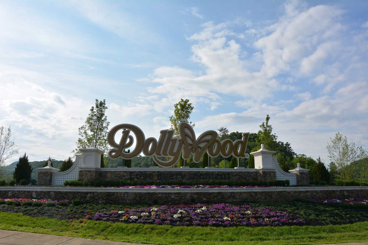 Dollywood theme park sign