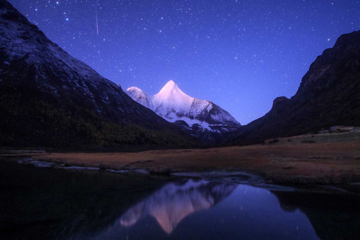 An Orionid meteor steaks over the Jampayang snow mountain in China.