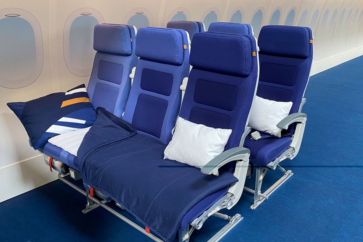 'Sleeper's Row' airplane seats
