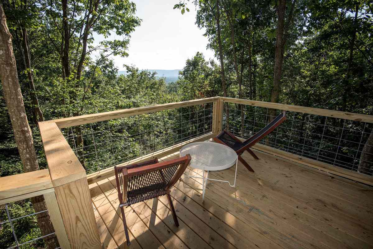 Treehouse airbnb deck