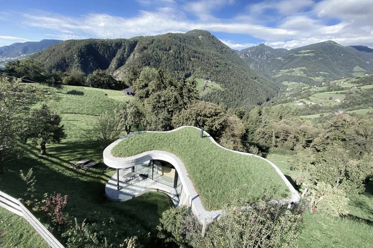 Freiform house rental with mountain views in South Tyrol, Italy