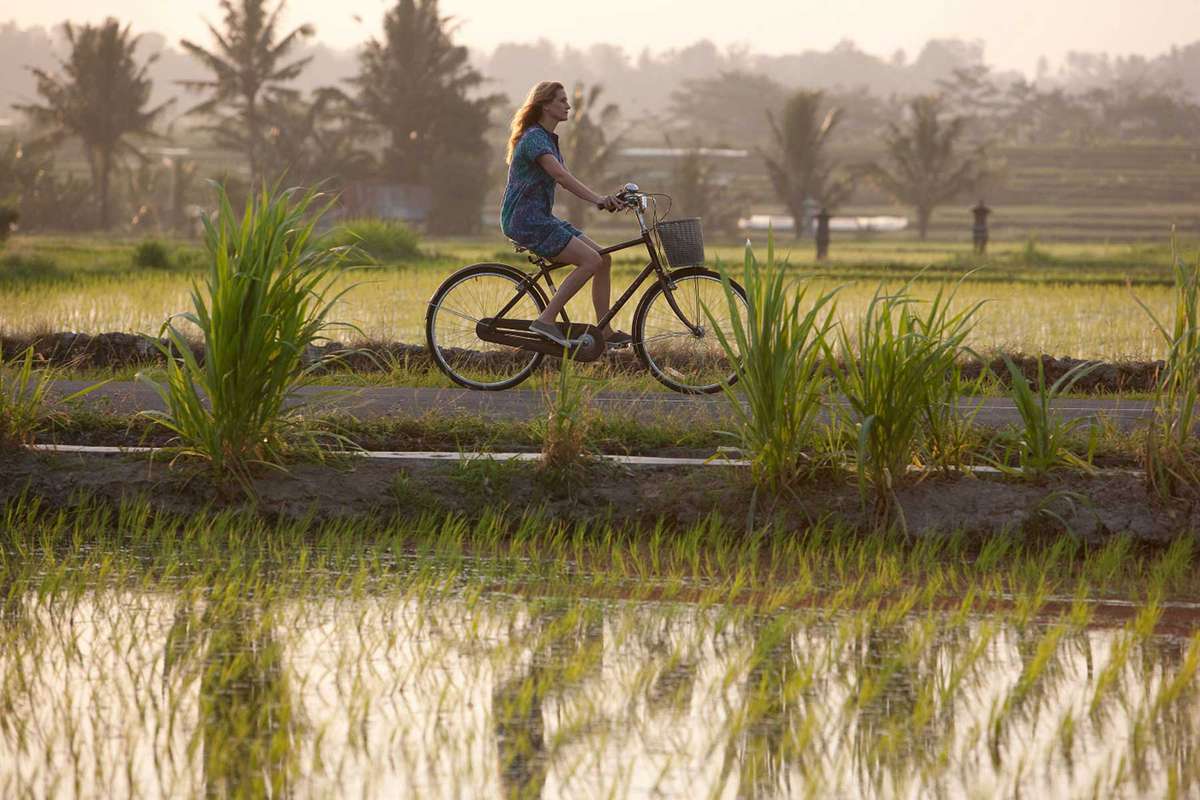 Eat, Pray, Love movie scene with Julia Roberts riding a bike