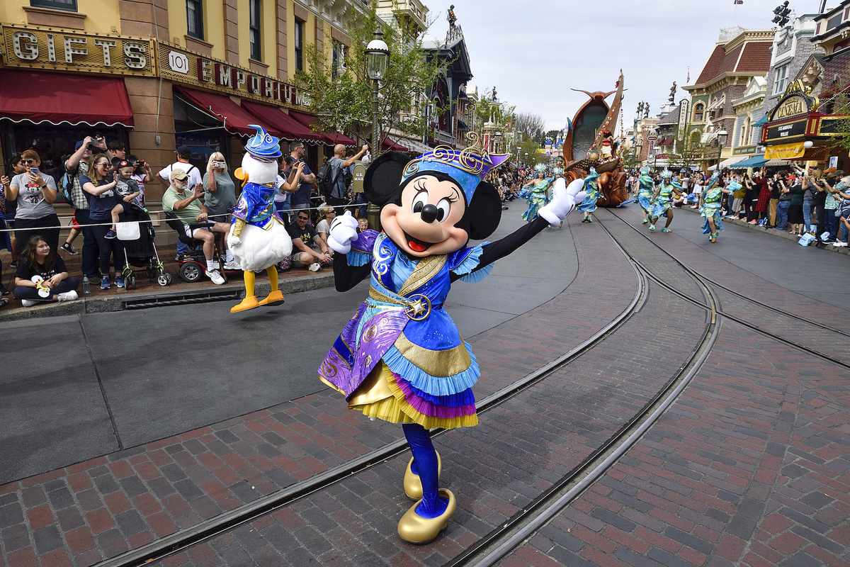 Minnie Mouse in Disneyland parade