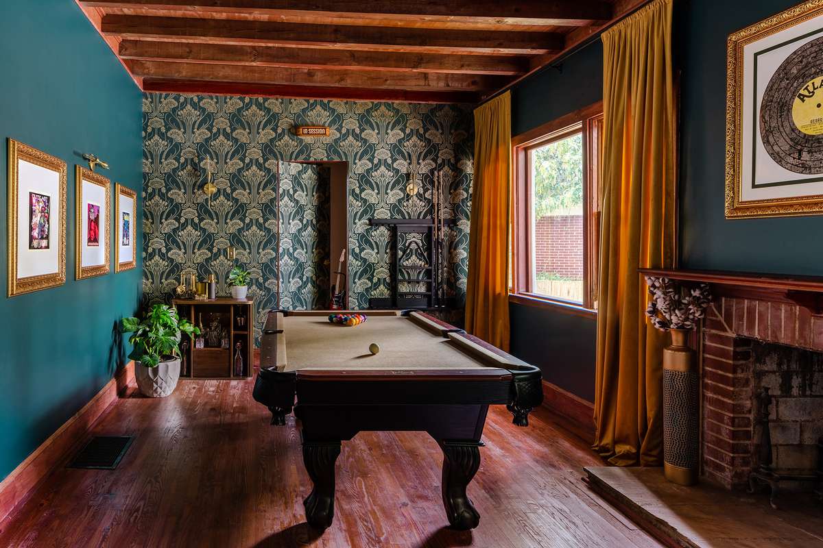 The lounge at Dungeon Family House with a pool table