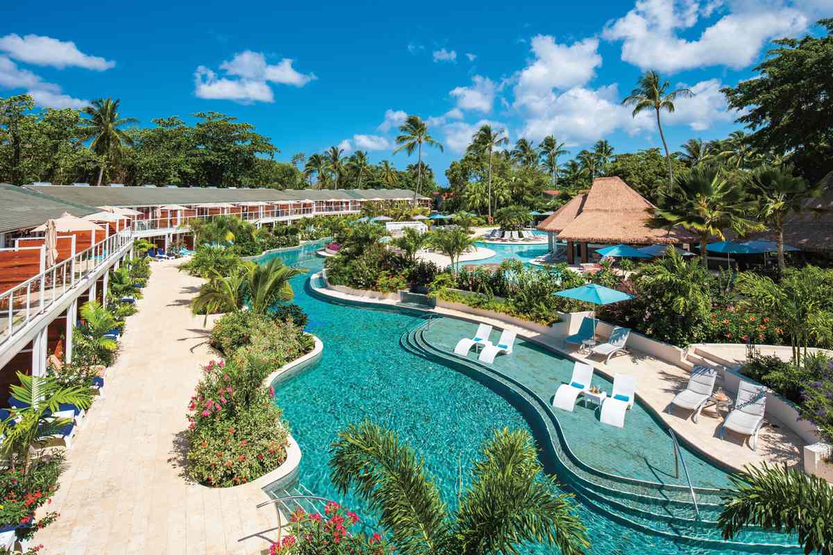Sandals Halcyon swim-up suite and lagoon to pool bar