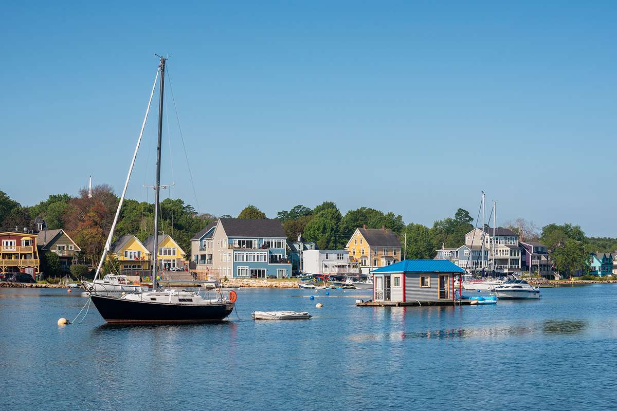 Canada, Nova Scotia, Lunenburg County, Mahone Bay, sailboat and houseboat in bay