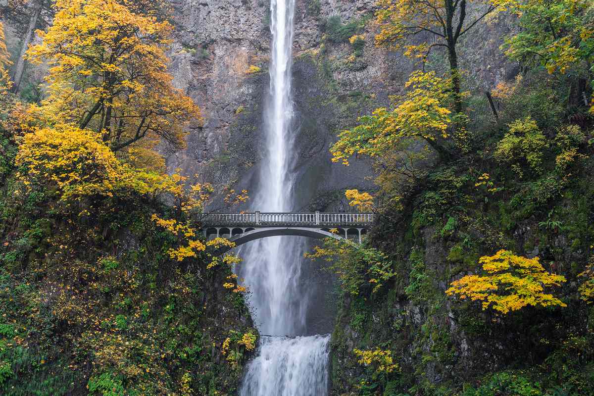 Multnomah Falls in autumn. Cascade Locks, Multnomah county, Oregon, US.