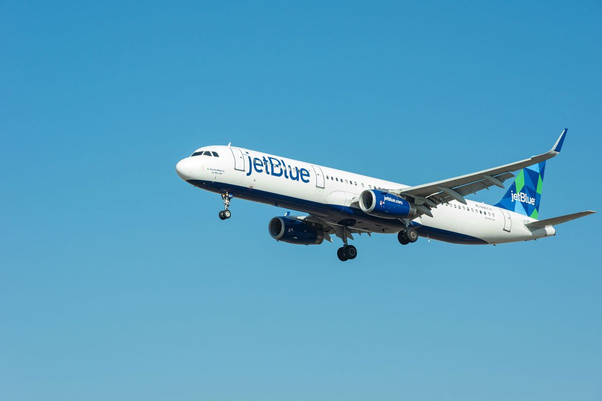 This image shows a jetBlue Airways Airbus A321-231 with registration N967JT arriving at LAX, Los Angeles International Airport.