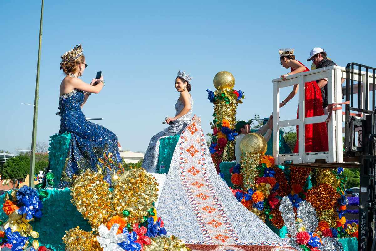 A float of duchesses prepare for the parade to begin.