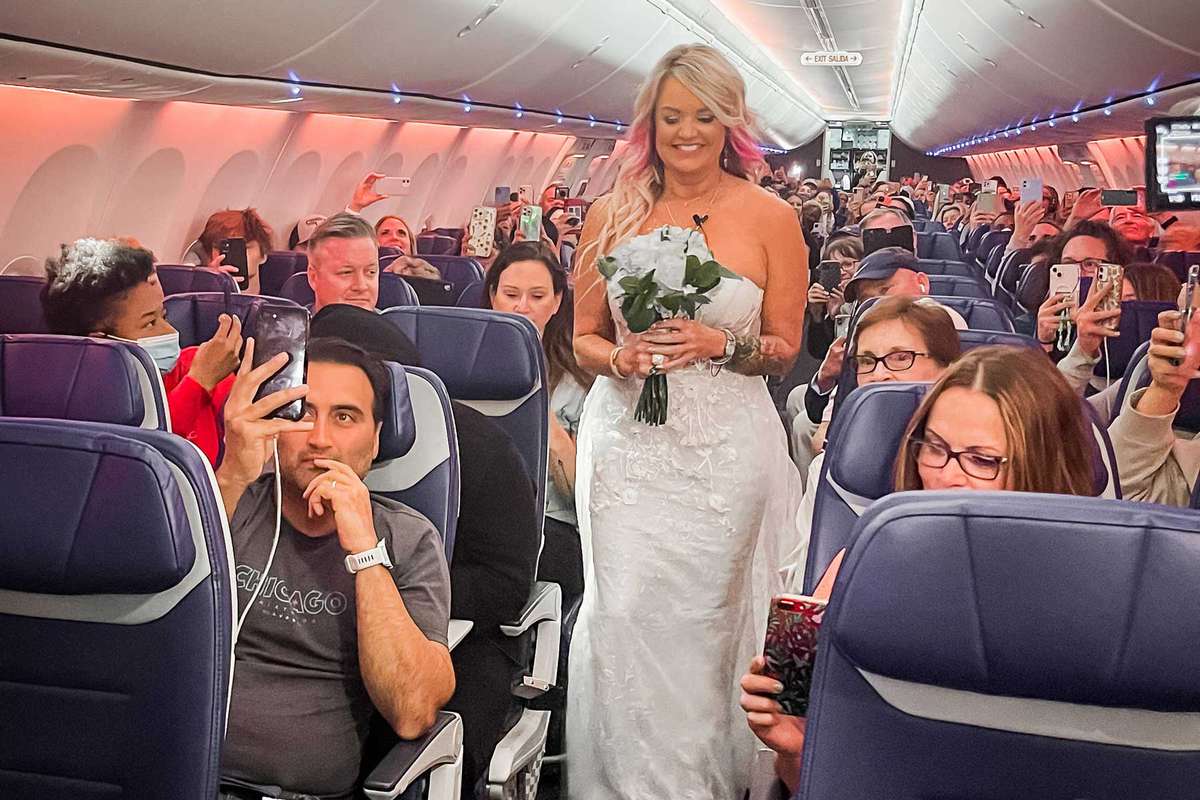 Couple holding wedding mid-flight on Southwest Airlines