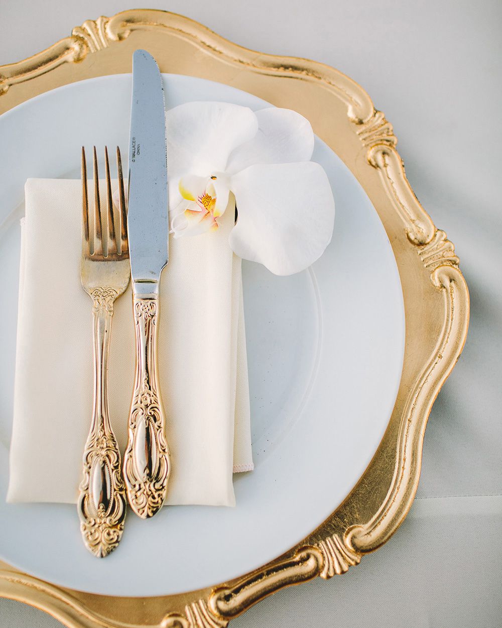 glamorous wedding ideas gold and white table setting