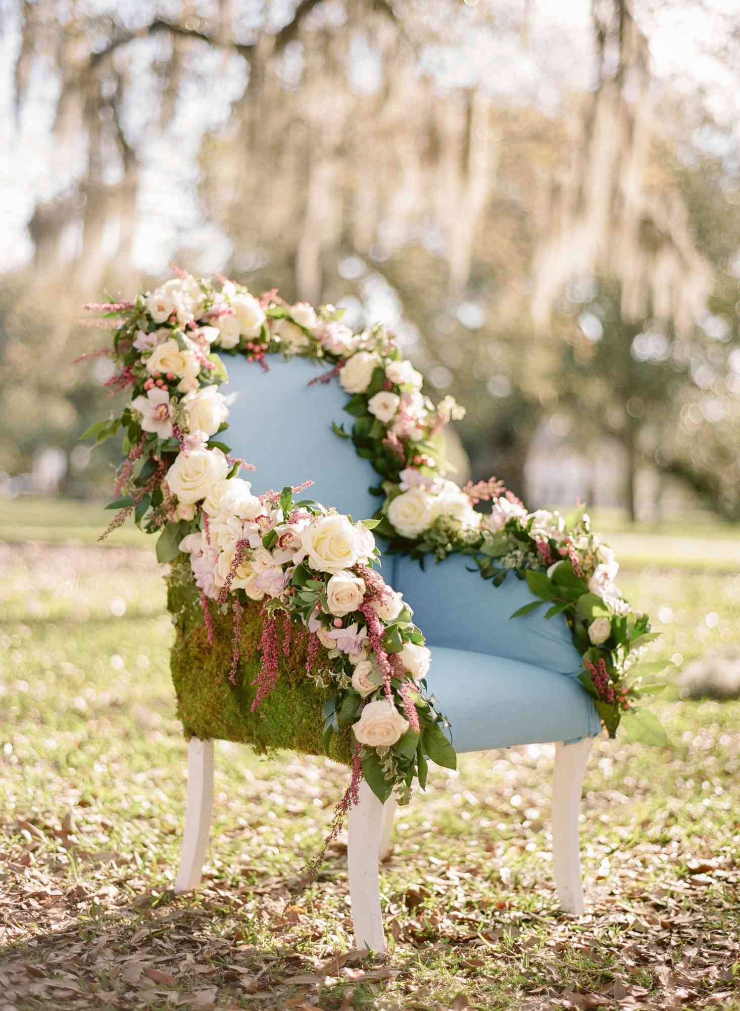 plan bridal shower - bride seat of honour decorated with flowers