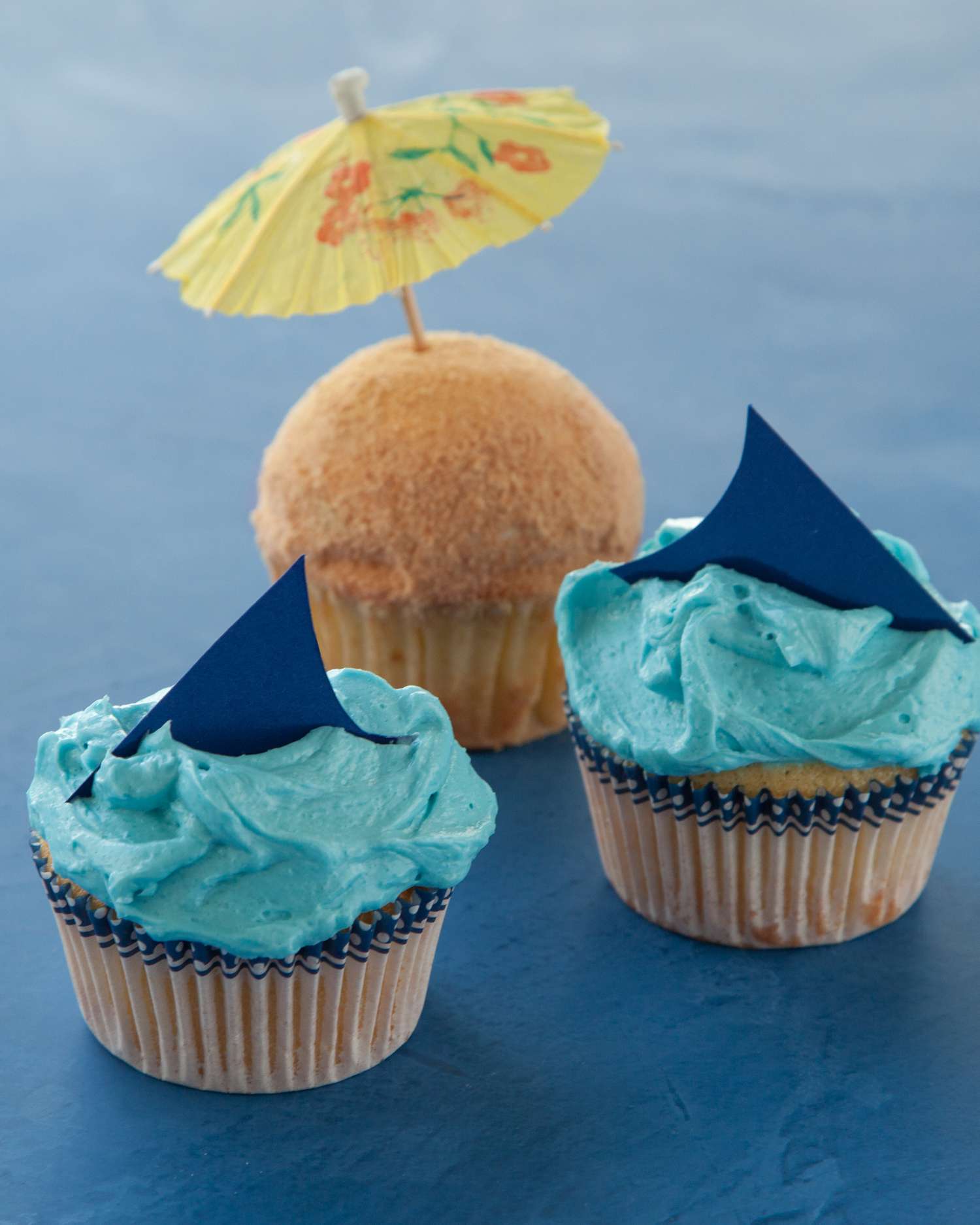 shark-cupcakes-0813.jpg