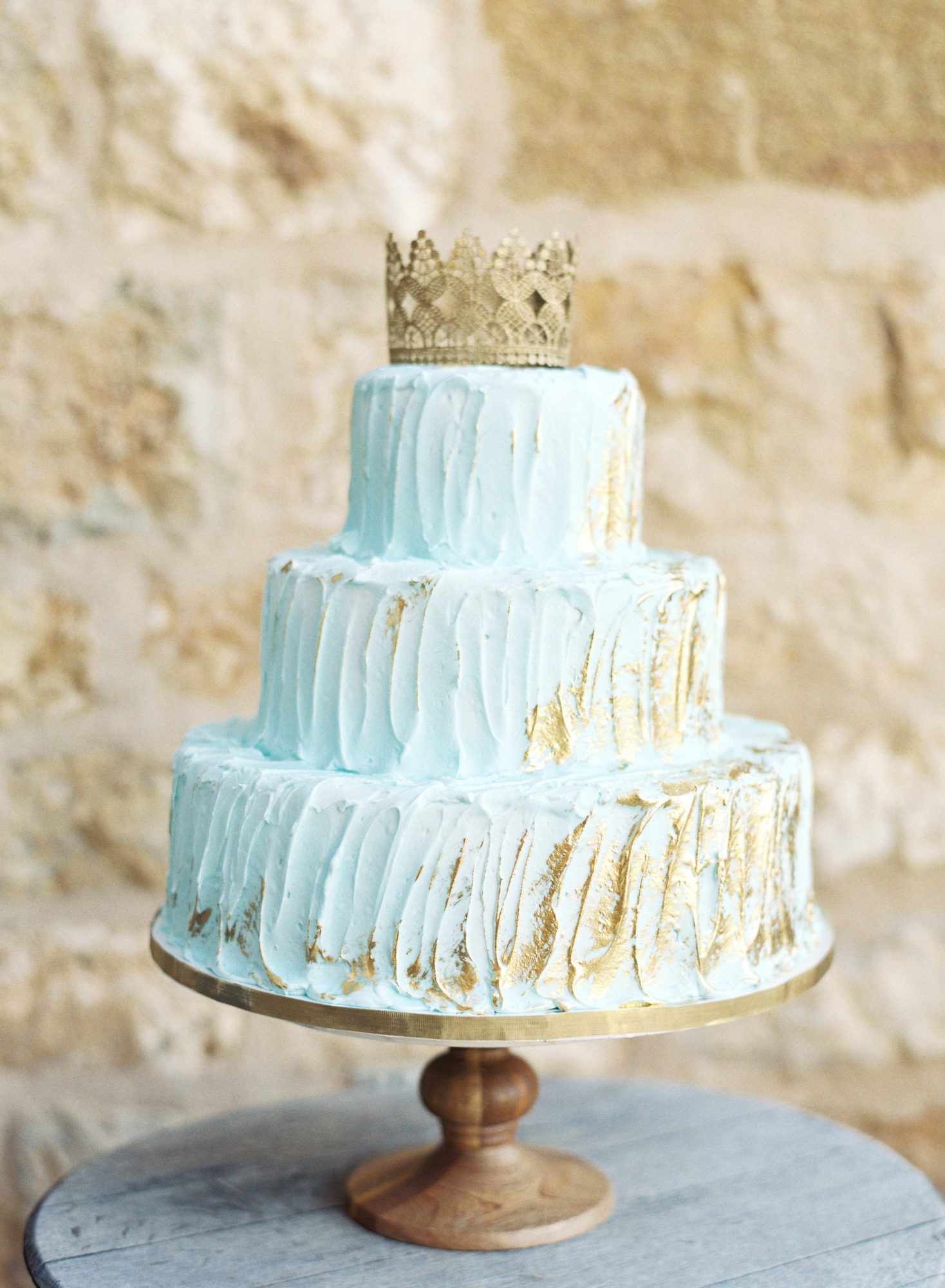 blue bridal-shower-cake with crown