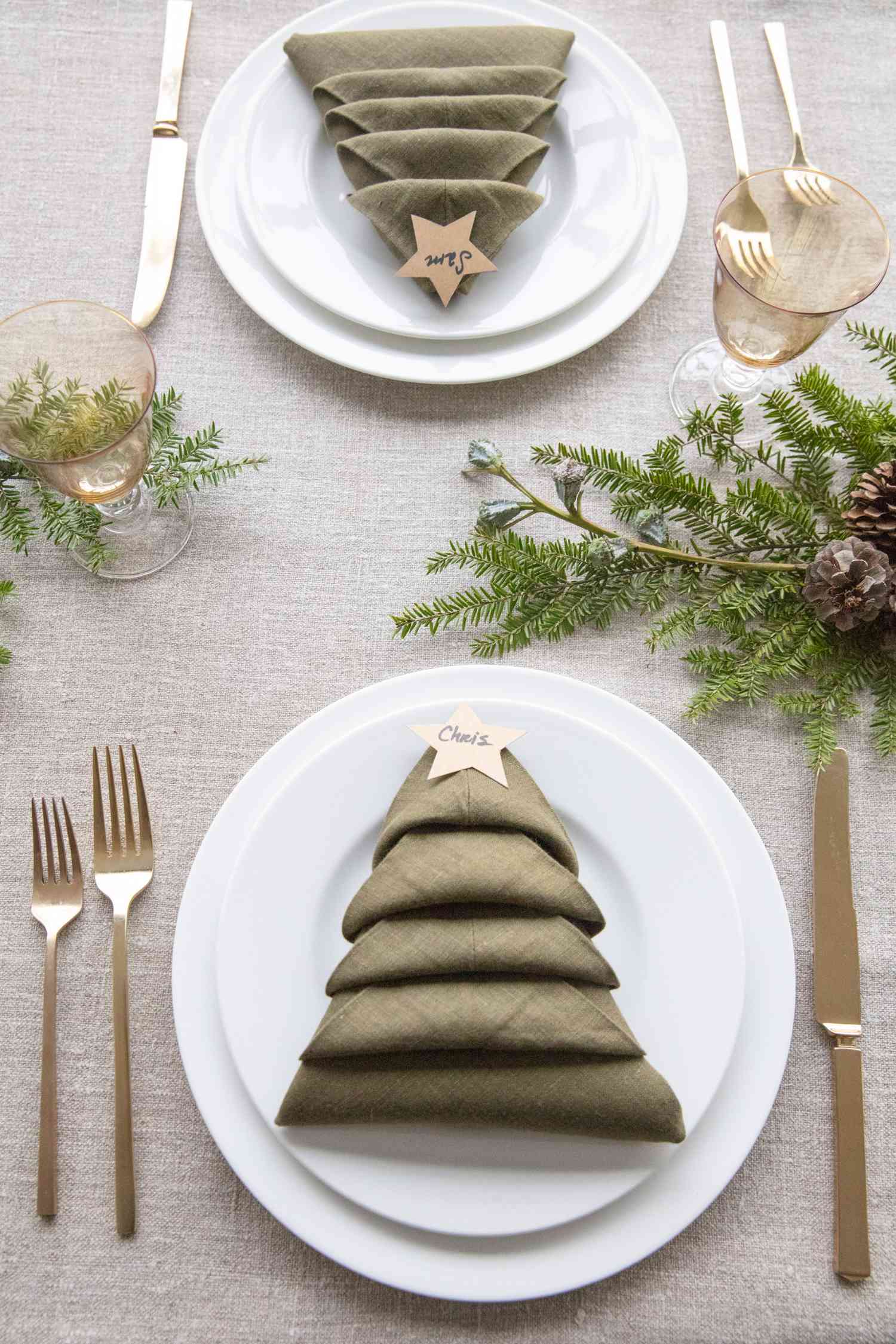 圣诞树餐巾折叠餐桌设置与姓名标签