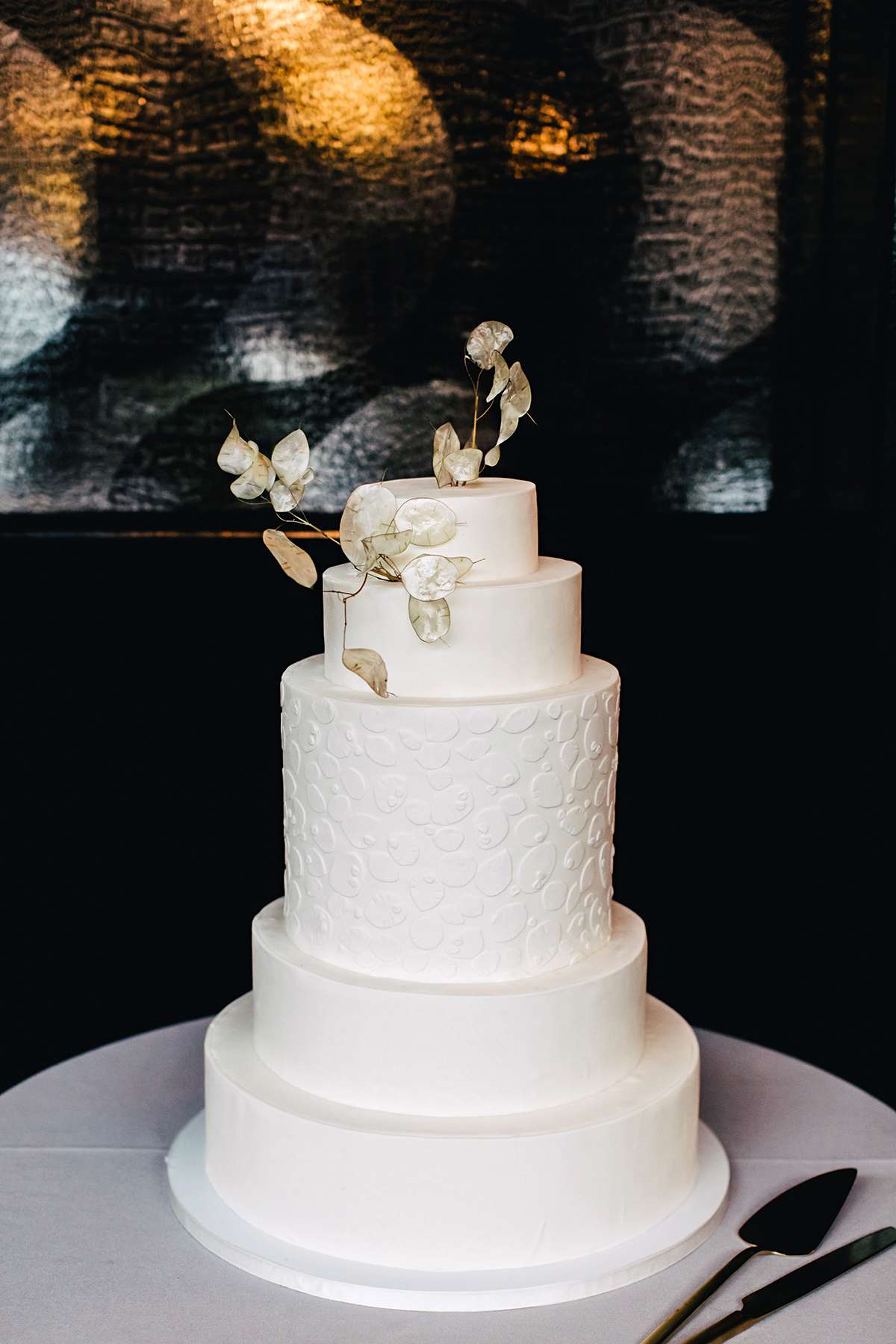 ana and damon simple wedding cake