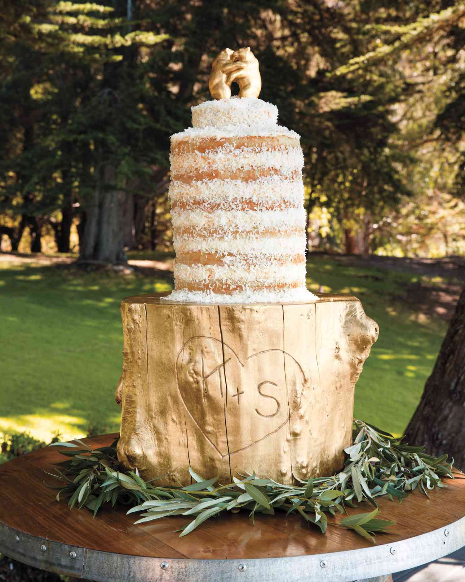 <p>The cream cheese&ndash;frosted coconut cake was topped by dancing bears that baker Robin Redding gilded with 18-karat gold leaf. It was placed on a "cake stand" (now a side table in the newlyweds' home) that the baker's boyfriend fashioned from a fallen Monterey Pine.</p>
                            
