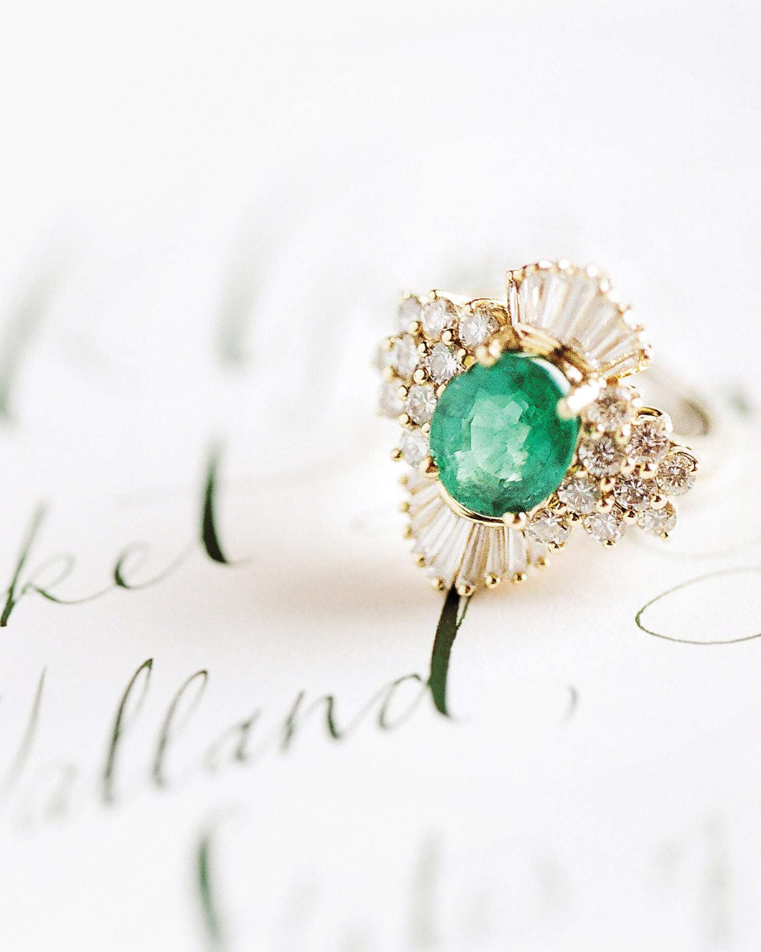 祖母绿和钻石订婚戒指