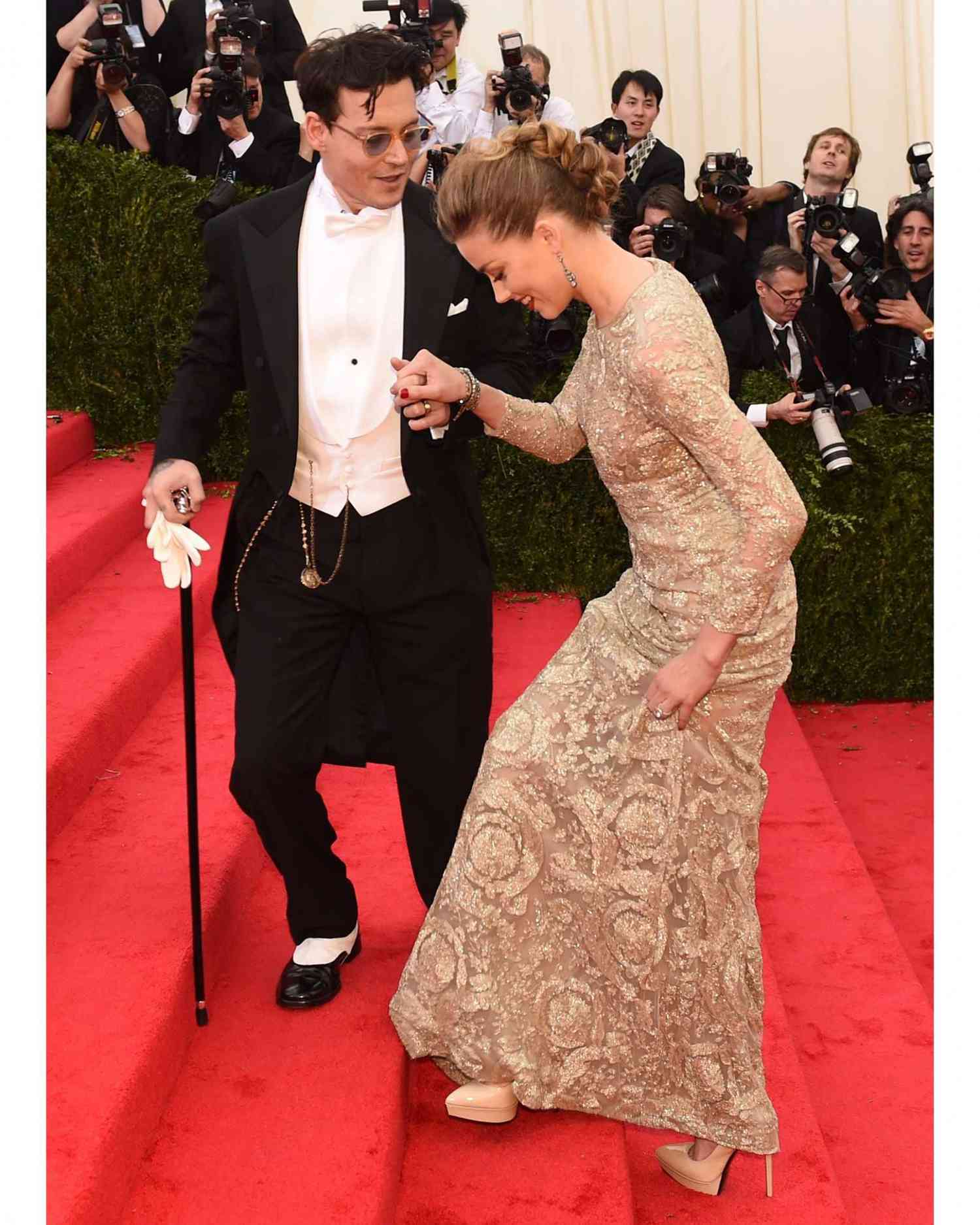 celebrity-couple-johnny-depp-amber-heard-met-gala-2014-walking-up-steps-red-carpet-0216.jpg