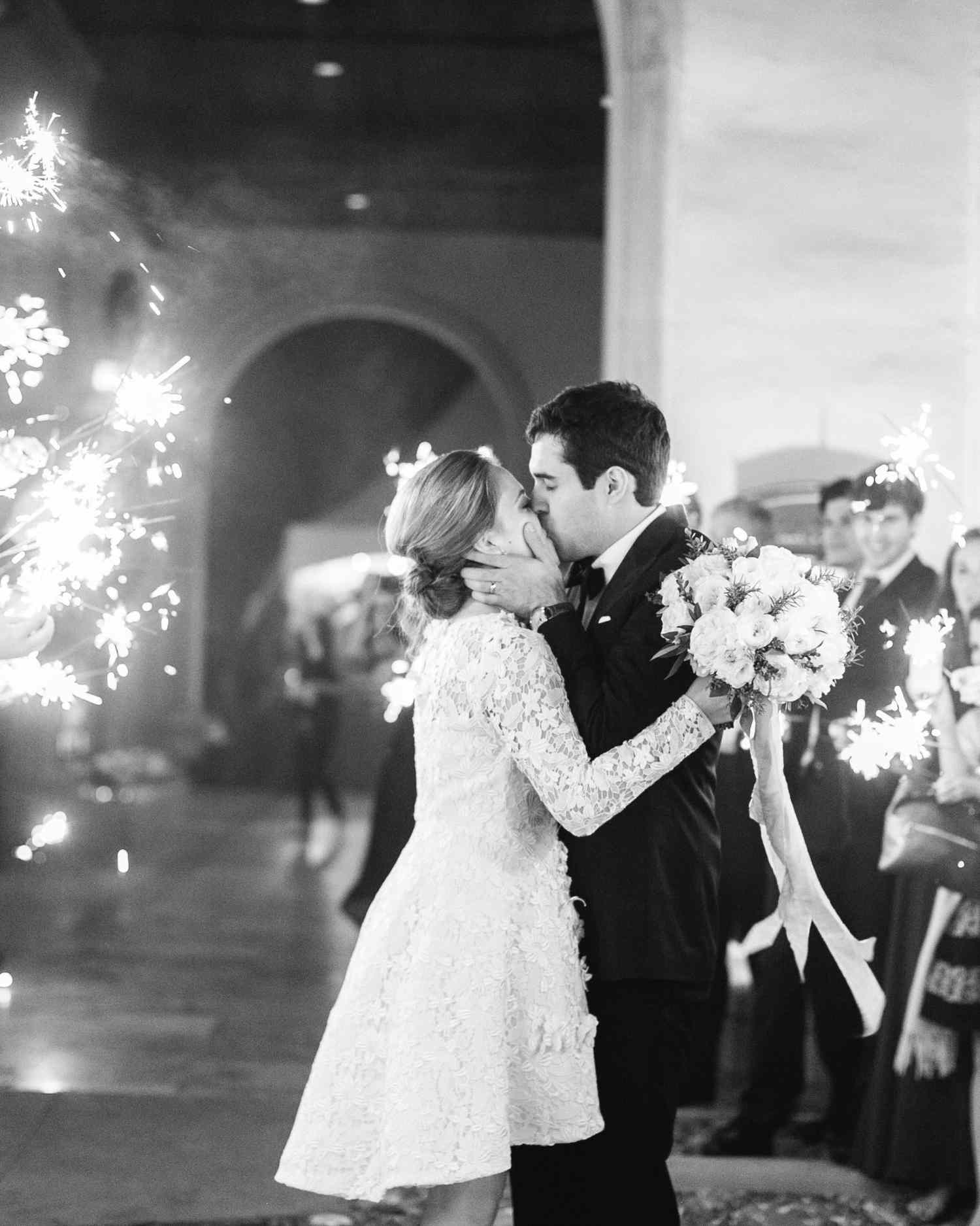 约翰·传奇和克丽丝·泰根在婚礼上接吻