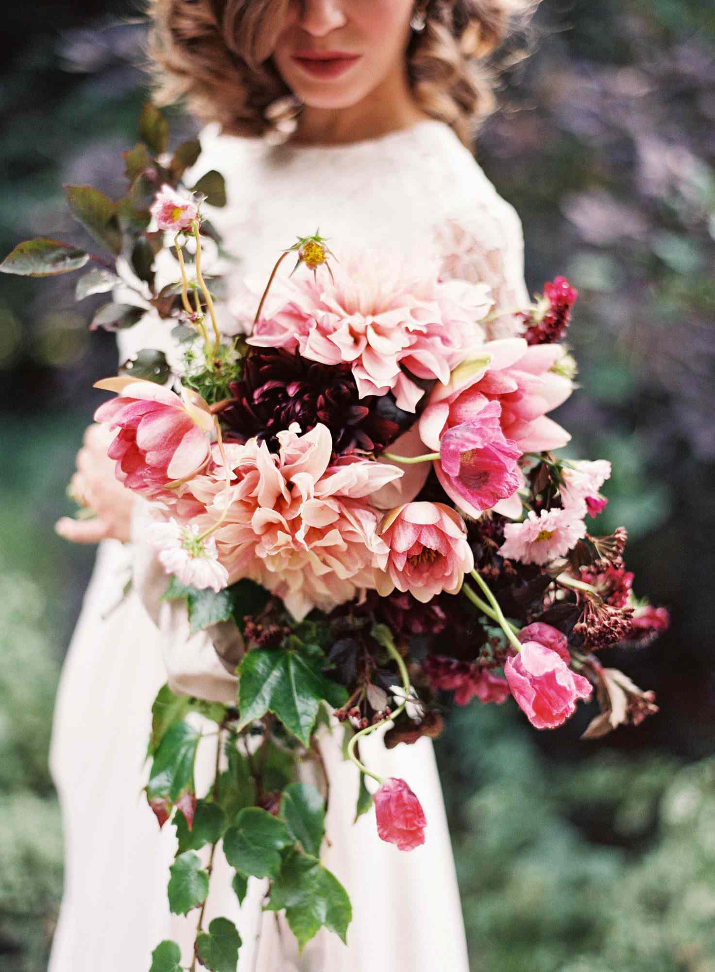 新娘大丽花花束粉红色的桃花